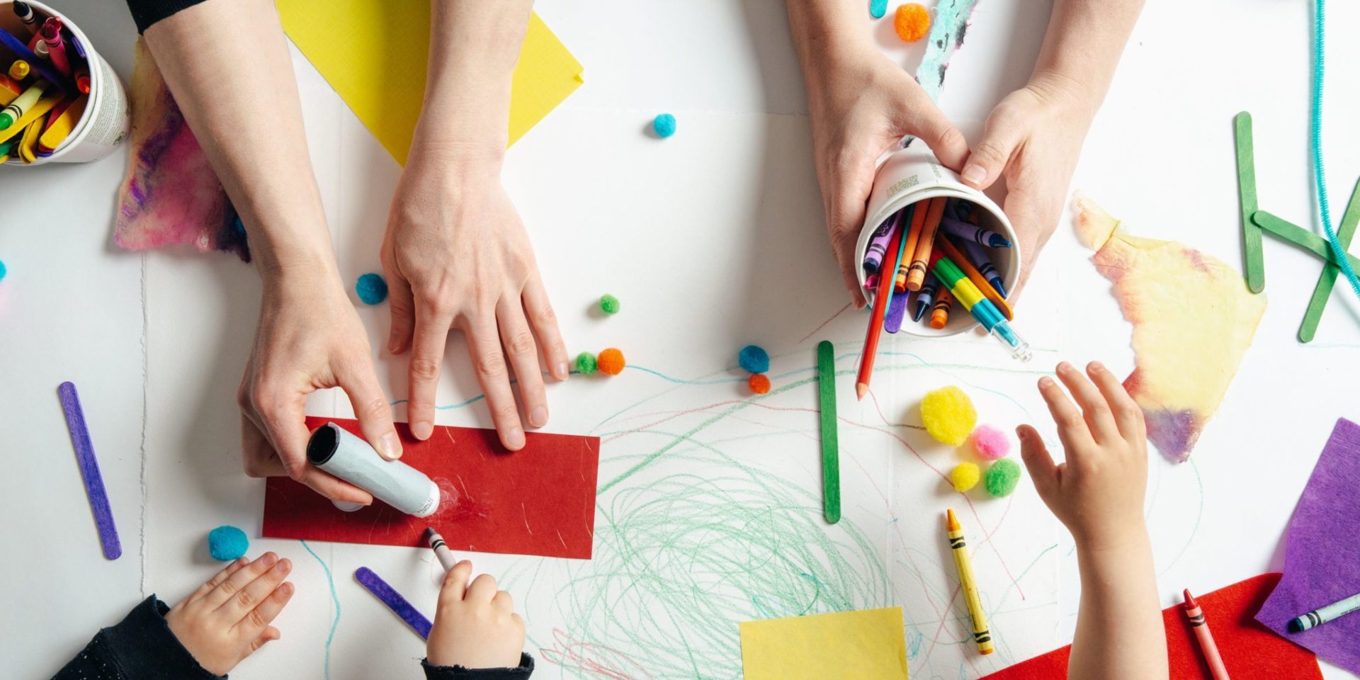 Aujourd’hui, nous proposons aux jeunes parents des idées d’activités par tranches d’âges (indicatives) à pratiquer à domicile.